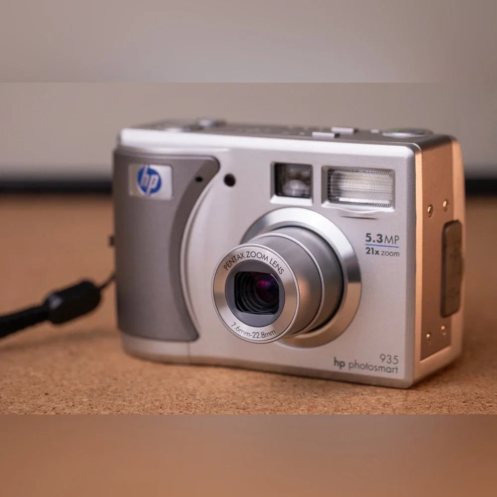 Hewlett Packard PhotoSmart 935 5.3MP 21x Zoom Digital Camera